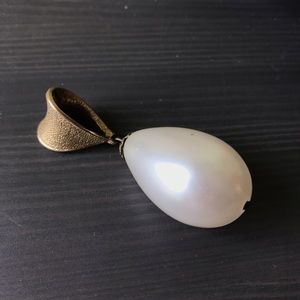 Large pearl pendant